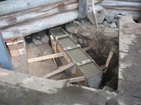 Laying transverse foundations under the Church octagonal walls. 