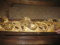 photo 13. Carved gilt element of the frame of the iconosta- sis.
