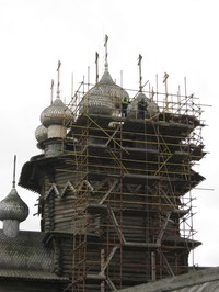 Fig. 38. Dismantling of scaﬀolding from the northern part of monument and preparation of scaﬀolding for roof restoration