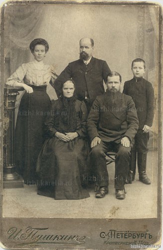 Анна Антоновна Кузнецова, ее муж-купец Кузнецов и неизвестные: пожилая женщина, мужчина и мальчик
