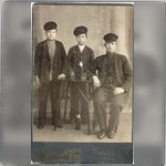 Василий Григорьевич Мухин и двое подростков