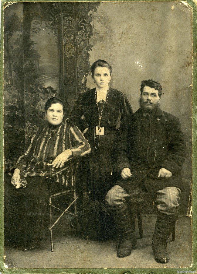 Ефросинья Николаевна Фартакова, её сестра Анна и брат Семён