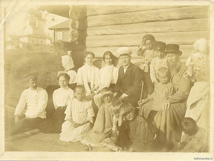 Семья священника Михаила Александровича Русанова с гостями из Сенной Губы