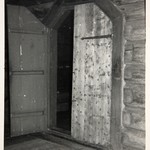 Преображенская церковь, о. Кижи. Раскрытый заново портал входа из сеней в западный придел. Двери после снятия жестяной обивки.