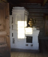 Фото 5. Печь-лежанка в горнице дома Ошевнева