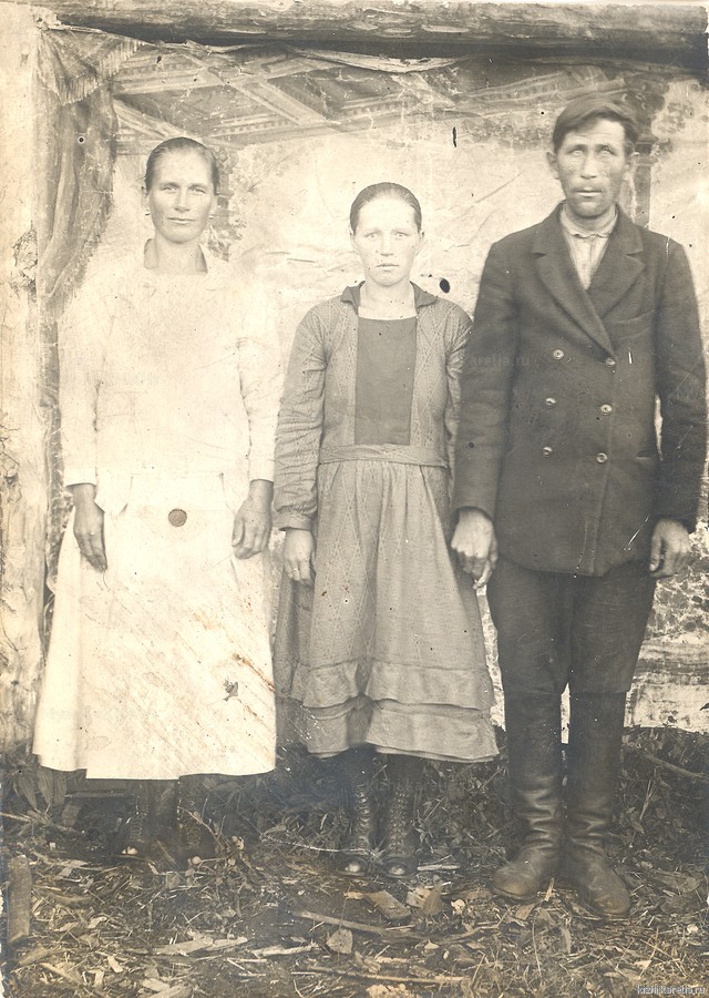 Агриппина Андреевна Павлова (слева), Фёдор Васильевич Павлов с женой