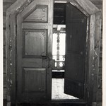 Преображенская церковь, о. Кижи. Раскрытый из-под тесовой обшивки портал входа из сеней в западный придел. Вид из церкви.