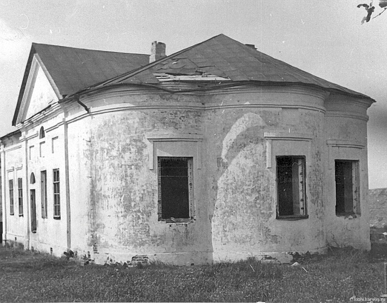 Кирпичное здание в бывшем Палеостровском монастыре [бывшая церковь?]. о.Палей. 13.06.1943.