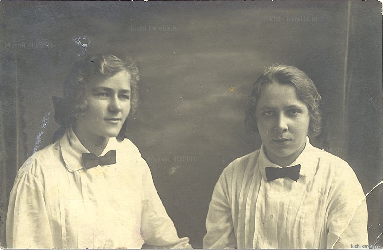 Две девушки в светлых блузках с галстуками-бабочками