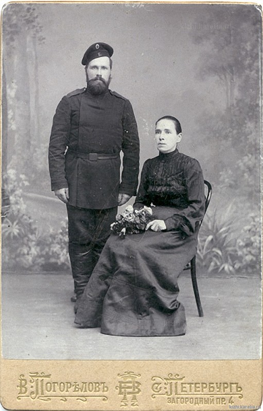 Бородатый военнослужащий и женщина с букетом цветов