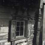 Л. 5. Дом Лепсина, д. Кузнецы. 1949 г.(?) Наличник окна