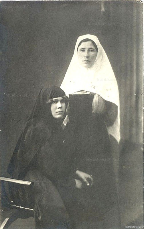 Екатерина Ивановна Татаринова и неизвестная молодая женщина в тёмном одеянии