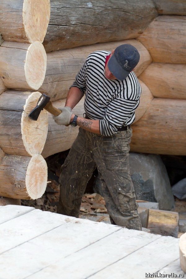 Обработка торцов топором – традиционный прием плотников