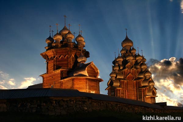 Кижские деревянные церкви, освещенные солнечными лучами