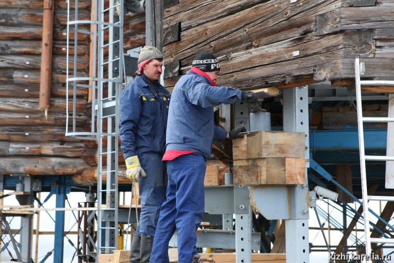 Процесс работ на системе лифтинга. Монтажники из ООО «Алекон» (Санкт-Петербург)