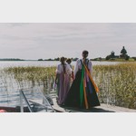 Заонежский свадебный обряд. Девушки-подружки невесты идут за водой, которой будет умываться невеста