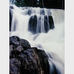 Паанаярви. Падающая вода водопада в Паанаярви