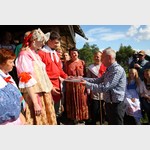 Директор музея А.В. Нелидов вручает участникам традиционного заонежского свадебного обряда памятный подарок