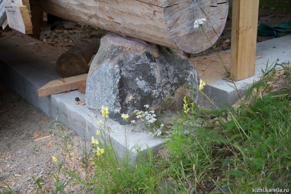 Подведение каменной кладки фундамента под стены Преображенской церкви. Бутобетонная лента в нижней части фундамента 
