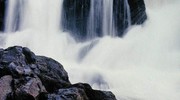 Паанаярви. Падающая вода водопада в Паанаярви