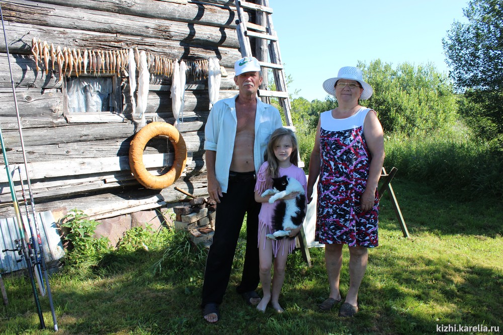 Деревня Корба. Александр Алексеевич Силин с внучкой и супругой Ириной Иосифовной