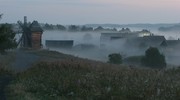 Деревянная ветряная мельница, деревня в утреннем тумане