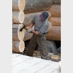 Обработка торцов топором – традиционный прием плотников