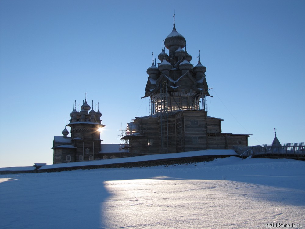 Законсервированное межсрубовое пространство церкви на зимний период 2014-2015 гг. Вид с Северо-Восточной стороны