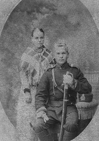 Фотография из фондов музея «Кижи»:  Коренные кижане в Санкт-Петербурге — Супруги Дегтяревы, 1912 г.