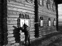 Герметизация окон дома Яковлева с помощью специальных щитов
