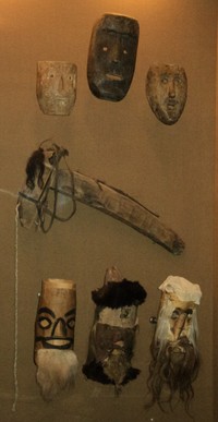 Святочные маски. В центре — голова «кобылы».  Экспозиция в Российском этнографическом музее, посвященная русским