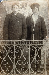 Петр Михайлович Егоров (слева)