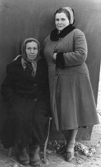 Мария Федоровна Дьякова (справа) 1959 г., с. Сенная Губа