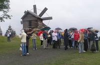 Туристы на экскурсионном маршруте по основной экспозиции музея-заповедника «Кижи»