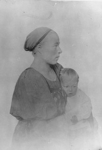 Мать с сыном из д. Тивдия Петрозаводского уезда. Автор фото — М. А. Круковский, 1899 год