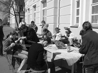 Участники праздника «Кижи — мастерская детства» у здания музея изобразительных исскуств. 2005 г.
