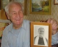 Н. М. Пустошкин с портретом своей бабушки — пудожской сказительницы А. М. Пашковой