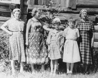 В 1956 году у дома. Справа налево: Александра Егоровна Маньшина (бабушка С.И. Спиревой); Лида (племянница), Светлана (С.И. Спирева); Клавдия Григорьевна (дочь); Антонина Васильевна (невестка)