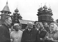 Александр Ополовников (крайний слева) 1964. На острове Кижи