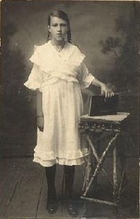 Девочка-подросток в светлом платье 1910 г.