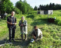 О.А. Скобелев  с семьей Фофановых из д. Свечниковской в Заонежье, 2006 г. 