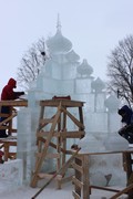 Стилизованную Преображенскую церковь изо льда строят в Петрозаводске