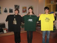 Один из авторов проекта С.Жульникова с победителями конкурса Кижская футболка