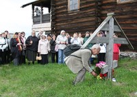 Возложение цветов на могилу Трофима Григорьевича Рябинина