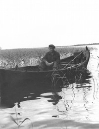 Алексей Петрович Егоров на лодке-«кижанке»