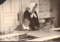 Вышивальщица Лопарёва Александра Ивановна учит девочек своему ремеслу. Медвежьегорский район. Медвежьегорский музей.