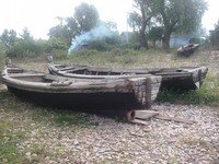 Старые рыбацкие лодки на берегу озера Ильмень