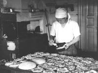 Заонежанка готовит праздничные калитки. 60-е годы XX века