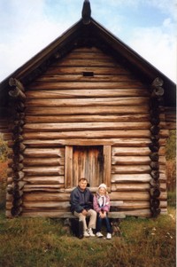  А.А. Жданов с внучкой Катей у амбара на о. Кижи, 1992 г.