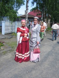 Участники прошлогоднего конкурса костюмов. На празднике «Иллюзии Старого города», 2009 год